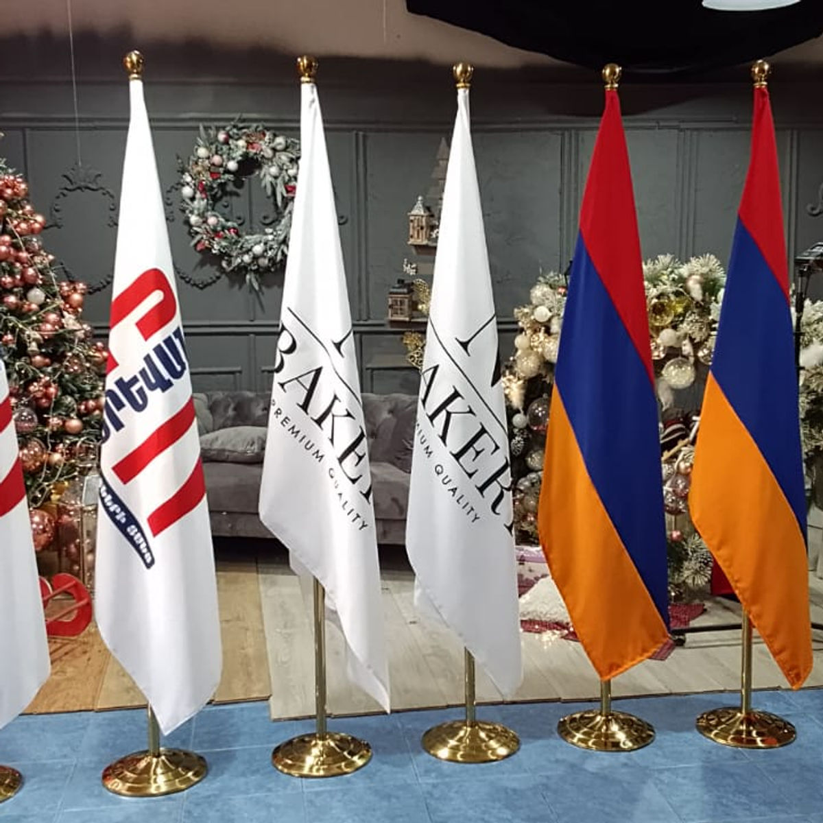 Դրոշ պատվանդանով